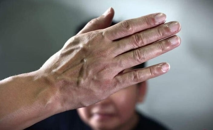 只因不慎弄翻餐点 3岁童遭父当众掌掴 网轰:家暴毁孩子一生!