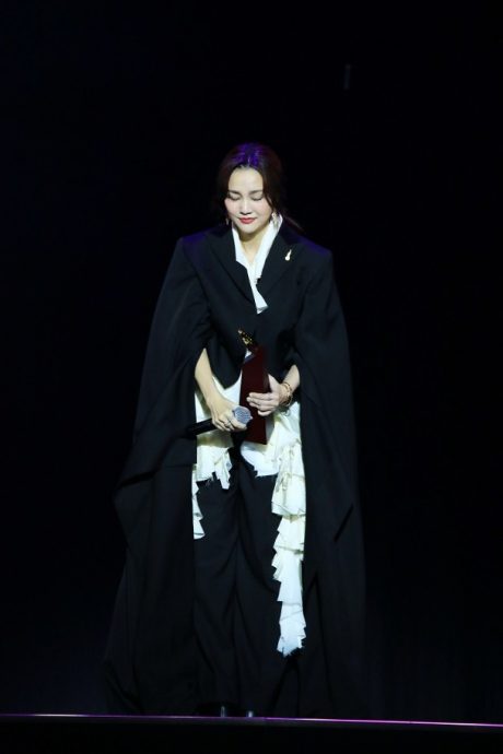 叱咤2025|邓丽欣首封最喜爱女歌手 陈康堤膺新人奖遭疑“垫音”