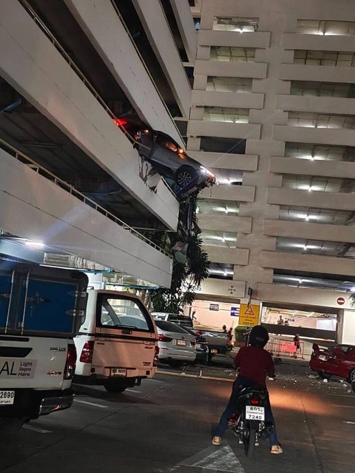 司机误踩油门冲破墙 悬挂3楼高空死里逃生