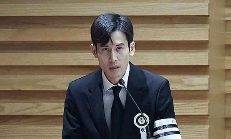 安圣基举殡 李政宰郑雨盛哀捧遗照
