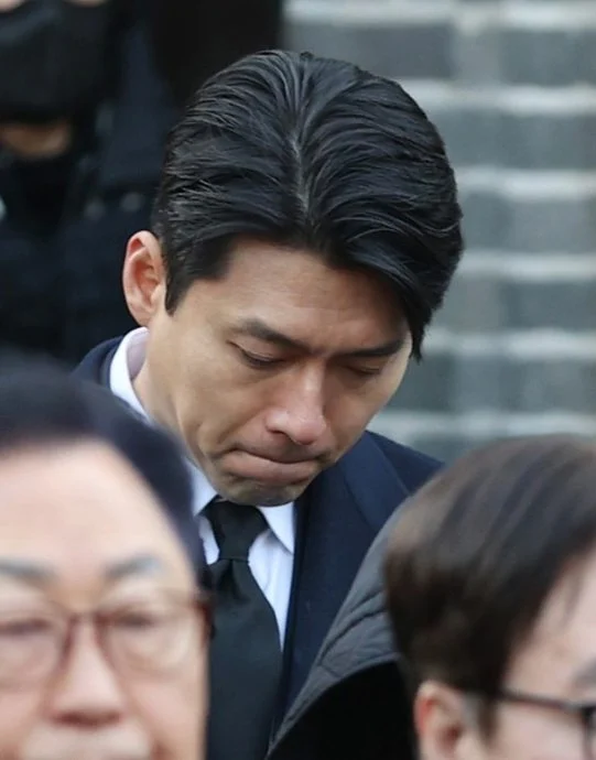 安圣基举殡 李政宰郑雨盛哀捧遗照