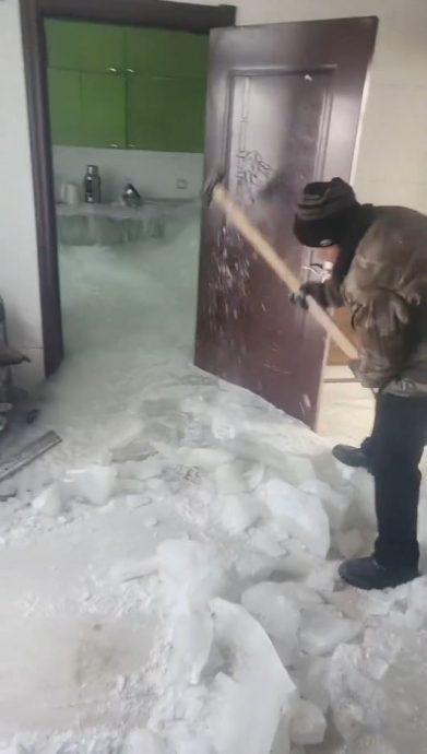 寒冬天气 忘了关热水器阀 屋苑变“溜冰场”