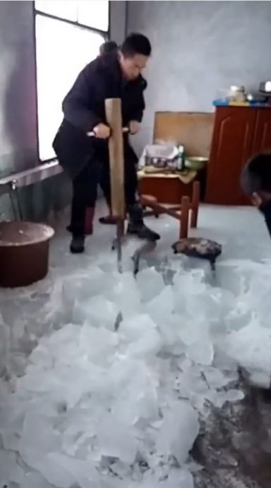 寒冬天气 忘了关热水器阀 屋苑变“溜冰场”