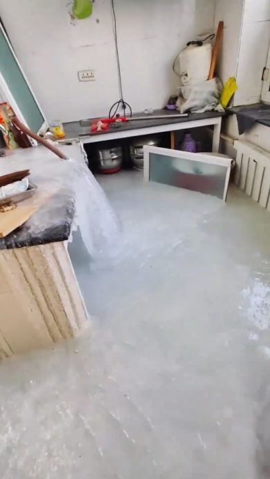 寒冬天气 忘了关热水器阀 屋苑变“溜冰场”