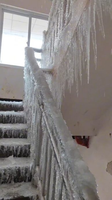 寒冬天气 忘了关热水器阀 屋苑变“溜冰场”