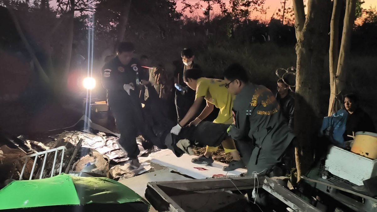 屋旁绑吊床睡觉 墙壁垮塌压死男子