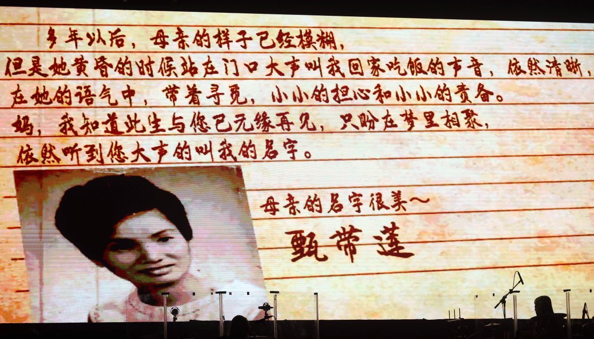 巫启贤忆亡母哽咽 爱妻上台送抱代拭泪