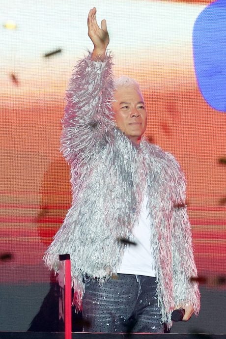 巫启贤忆亡母哽咽 爱妻上台送抱代拭泪
