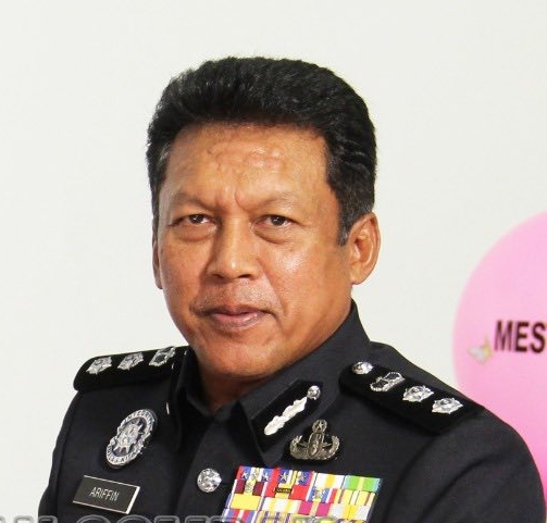 已签发//警突击住家起获2026瓶哥冬水·6男女人赃并获落网