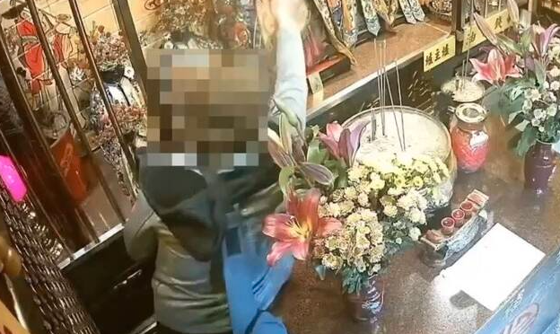 已签发(国际拼盘)男子假拜宫庙真行窃 警2天后替神明讨回公道