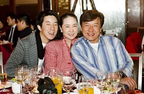 成龙公开向房祖名道歉 吴卓林直播罕谈父女关系