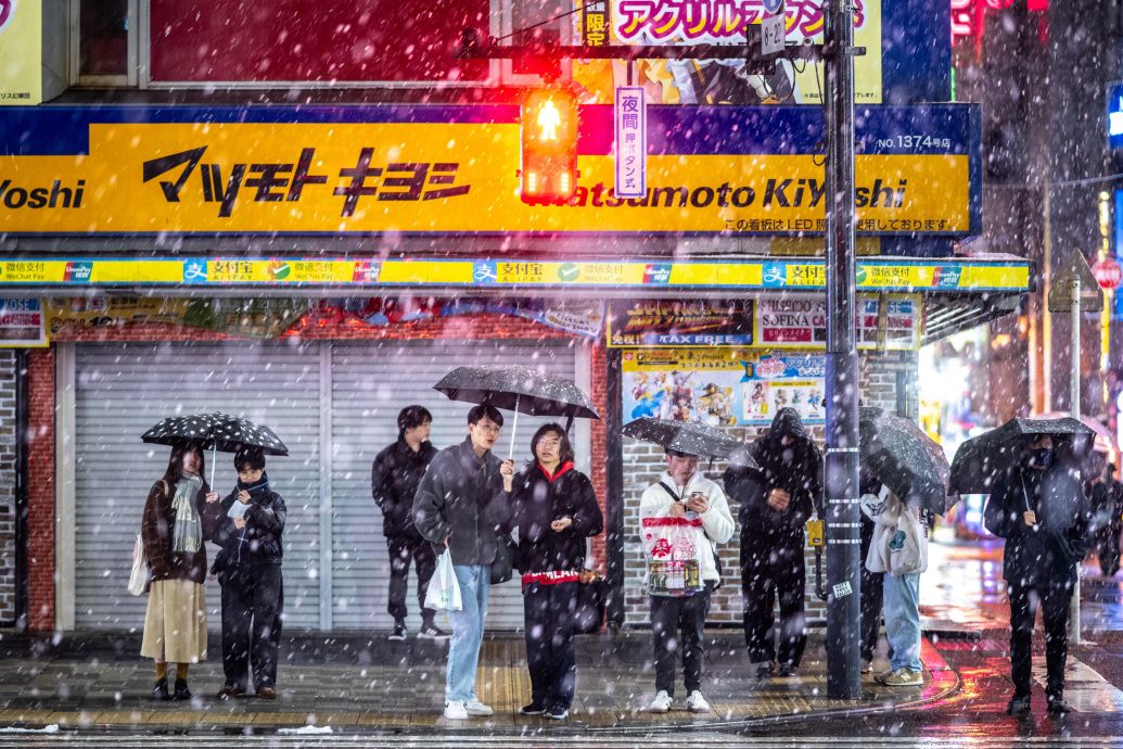 日本东京降初雪 比往年晚14日 浅草寺雪花飞舞