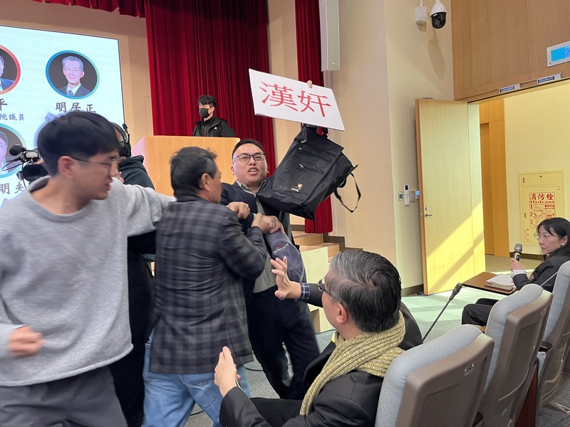 日本中国裔议员石平在台出席研讨会 遭闹场被骂汉奸