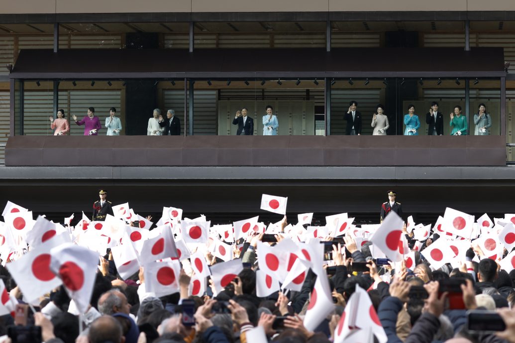 日本皇室接受民众贺年 惊现裸男闹场