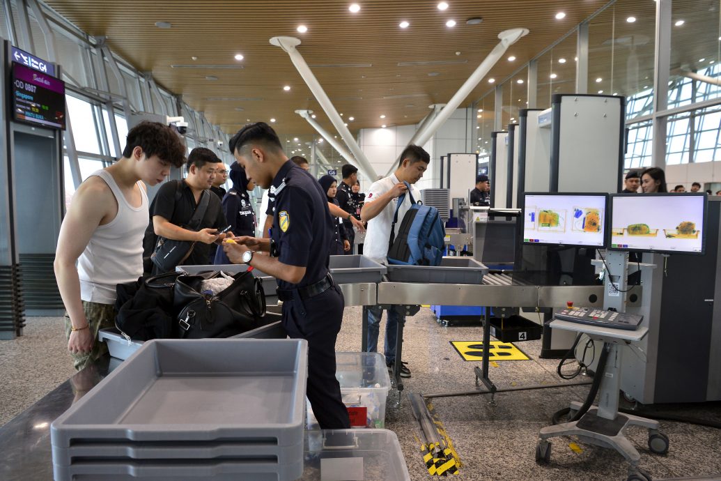 有图/吉隆坡国际机场出境闸门重新安设高科技扫描仪