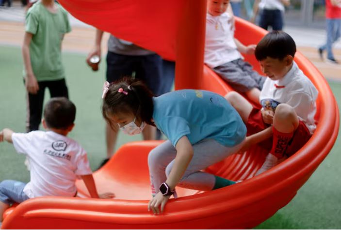 民众不生娃,怪“避孕”?中国为救生育率对保险套、避孕药征13%税