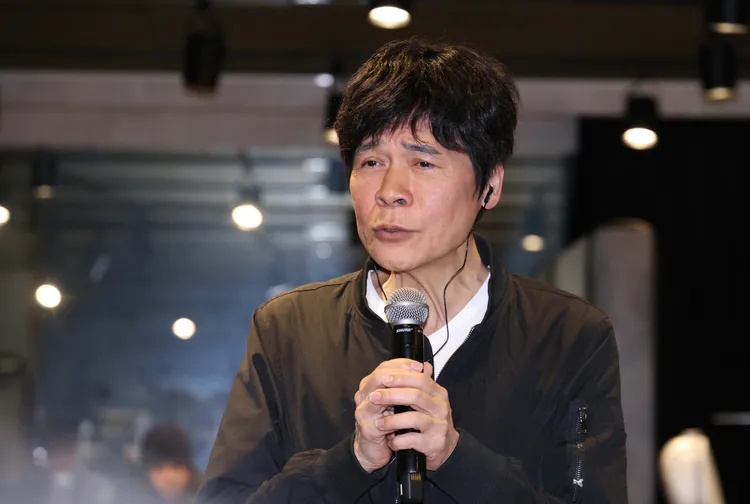 洪荣宏摄护腺术手后现身 突认分居爱妻3个月
