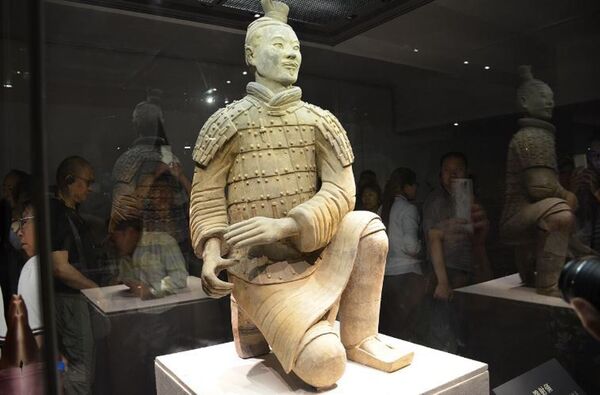活人制成? 秦兵马俑唯一“绿脸战士”成考古悬案 已禁止出国展览