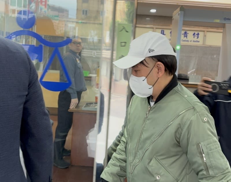 涉车祸肇事逃逸首开庭 黄子佼否认犯行