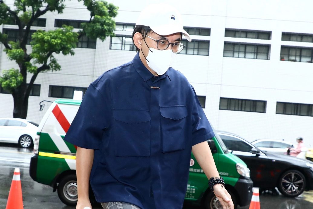 涉车祸肇事逃逸首开庭 黄子佼否认犯行