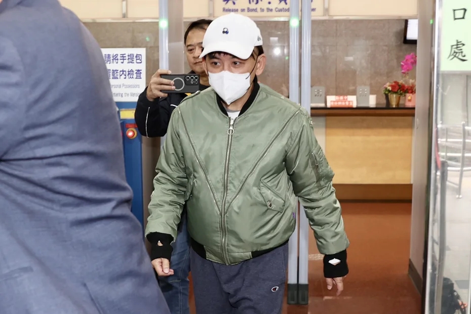 涉车祸肇事逃逸首开庭 黄子佼否认犯行