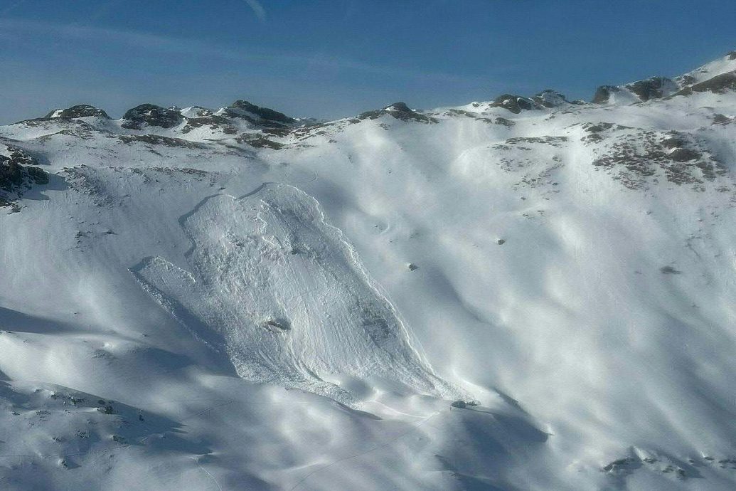 看世界)奥地利阿尔卑斯山脉发生雪崩 造成八人死亡