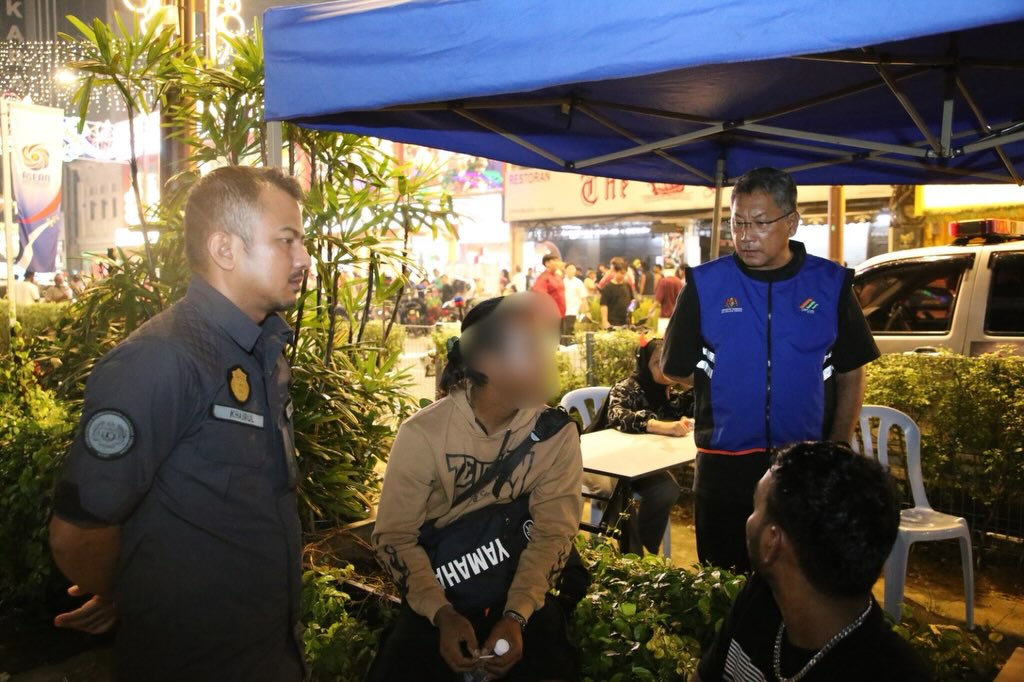 社区服务令今起落实//一进SWCorp官网即见乱丢垃圾提醒海报