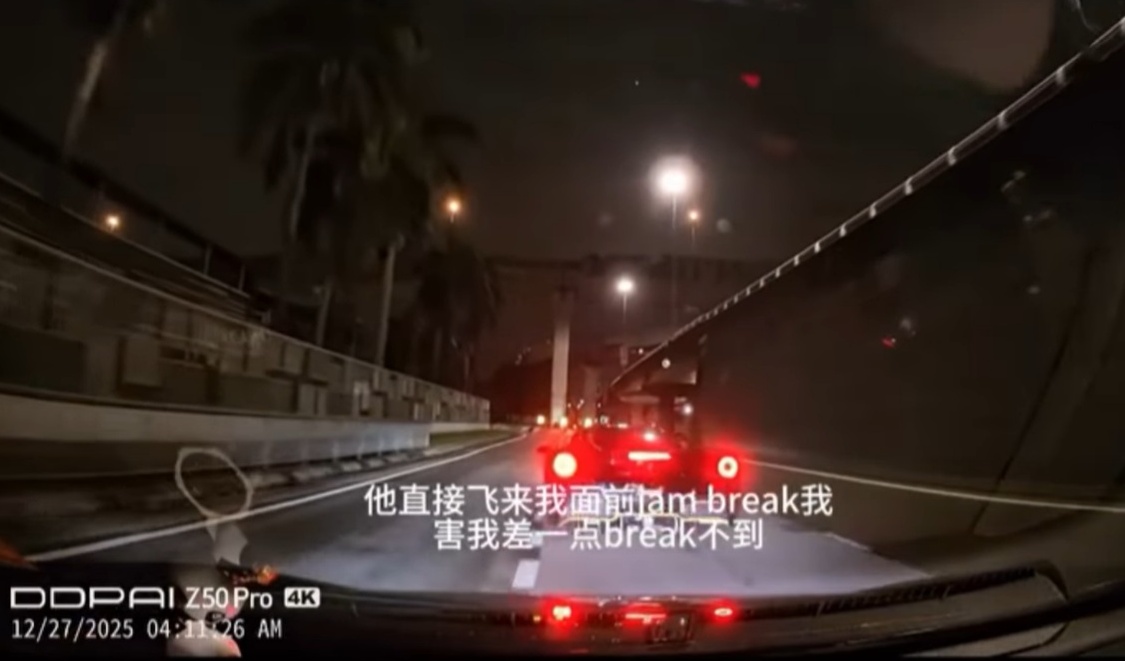 站路中央滑手机被鸣笛 男子驾法拉利追车惹众怒
