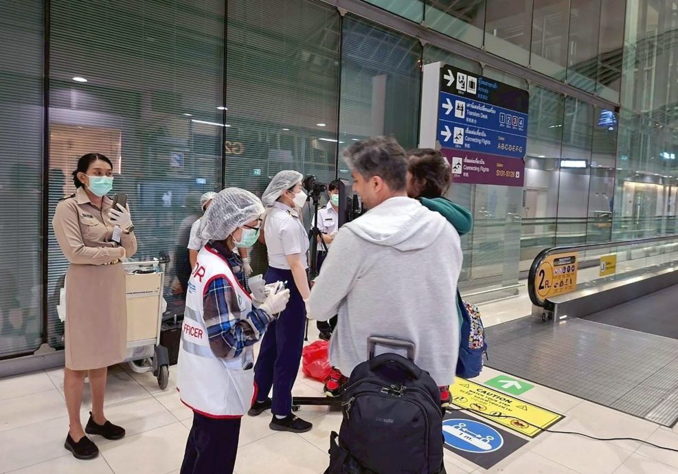 综合,封面副文)泰国境内果蝠验出强毒性立百病毒 亚洲各地机场加强测体温健康筛查