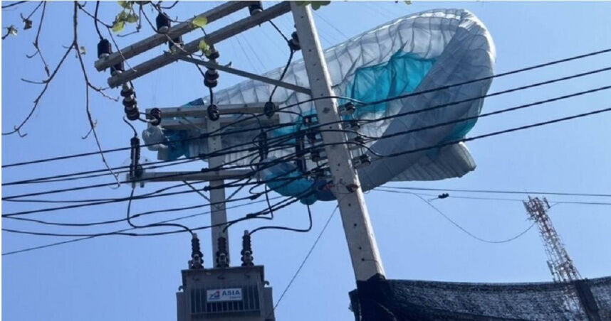 美滑翔伞客受困泰国“高压电线杆” 全岛停电一小时后成功救援