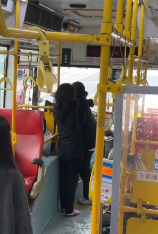 视频|女子巴士上持刀挟持 司机临危不乱救全车人