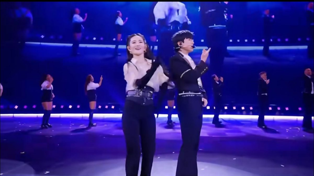 跨年夜秀恩爱 张杰谢娜借位接吻 李川当众求婚锤娜丽莎