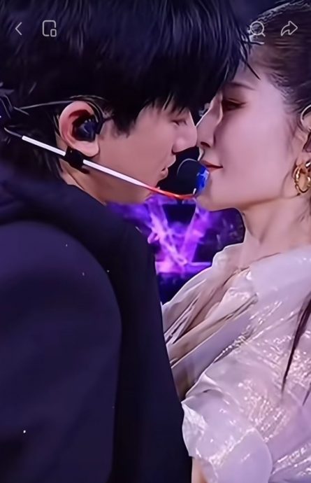 跨年夜秀恩爱 张杰谢娜借位接吻 李川当众求婚锤娜丽莎