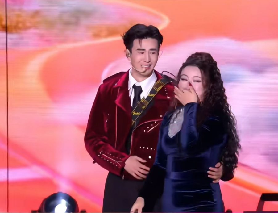 跨年夜秀恩爱 张杰谢娜借位接吻 李川当众求婚锤娜丽莎