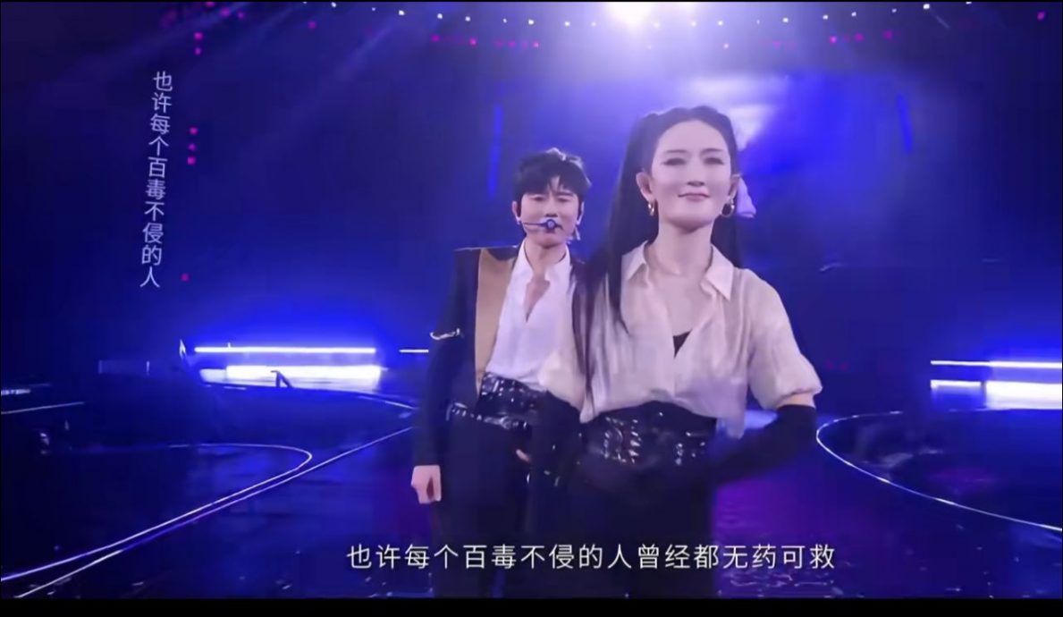 跨年夜秀恩爱 张杰谢娜借位接吻 李川当众求婚锤娜丽莎