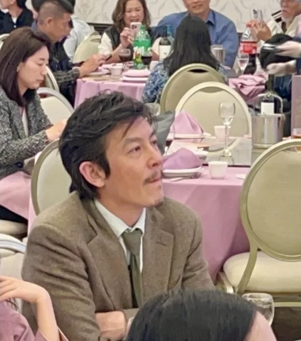 陈冠希带妻女参加婚礼 胡须照撞脸毛利小五郎