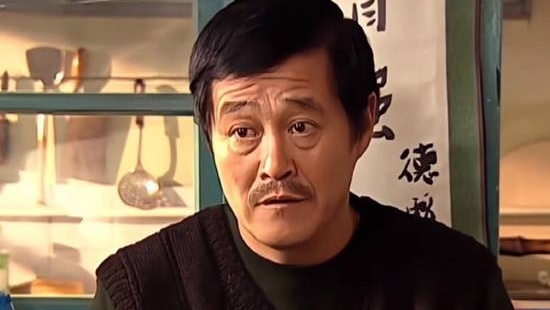 陈冠希带妻女参加婚礼 胡须照撞脸毛利小五郎