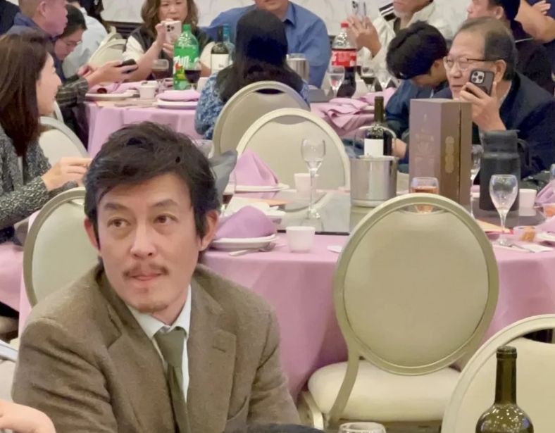 陈冠希带妻女参加婚礼 胡须照撞脸毛利小五郎