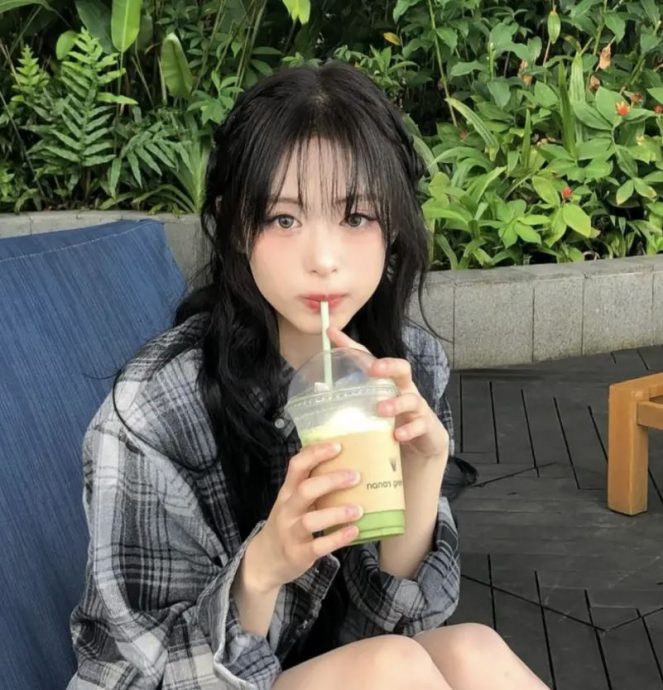 雅贤花车互动遭画板砸中吓傻 小粉丝母亲还原过程反挨轰