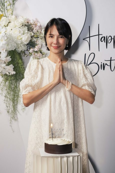 骑父背含泪抱妈 李心洁“入5”分享温馨家庭照