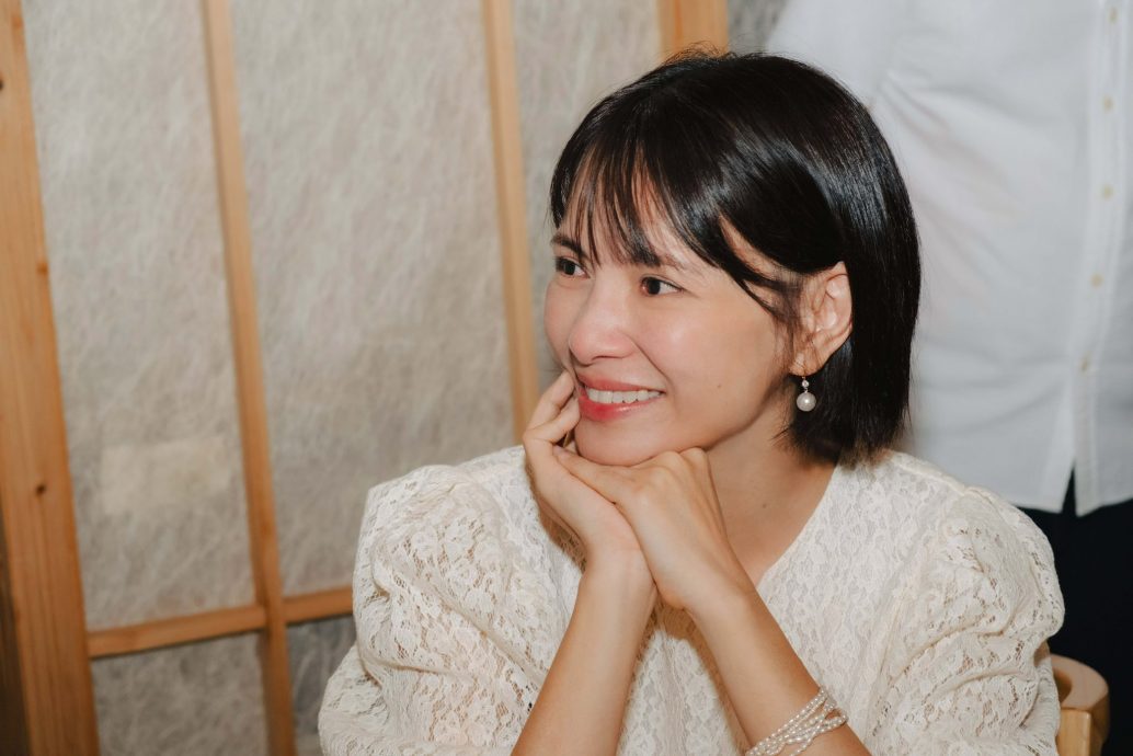 骑父背含泪抱妈 李心洁“入5”分享温馨家庭照
