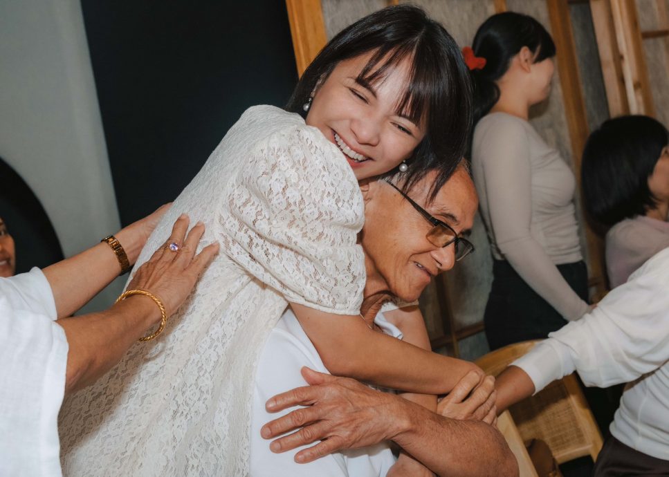 骑父背含泪抱妈 李心洁“入5”分享温馨家庭照