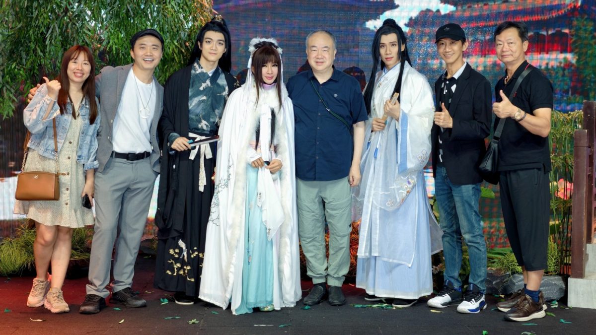 高志森观赏第18场《祝英台》舞台剧