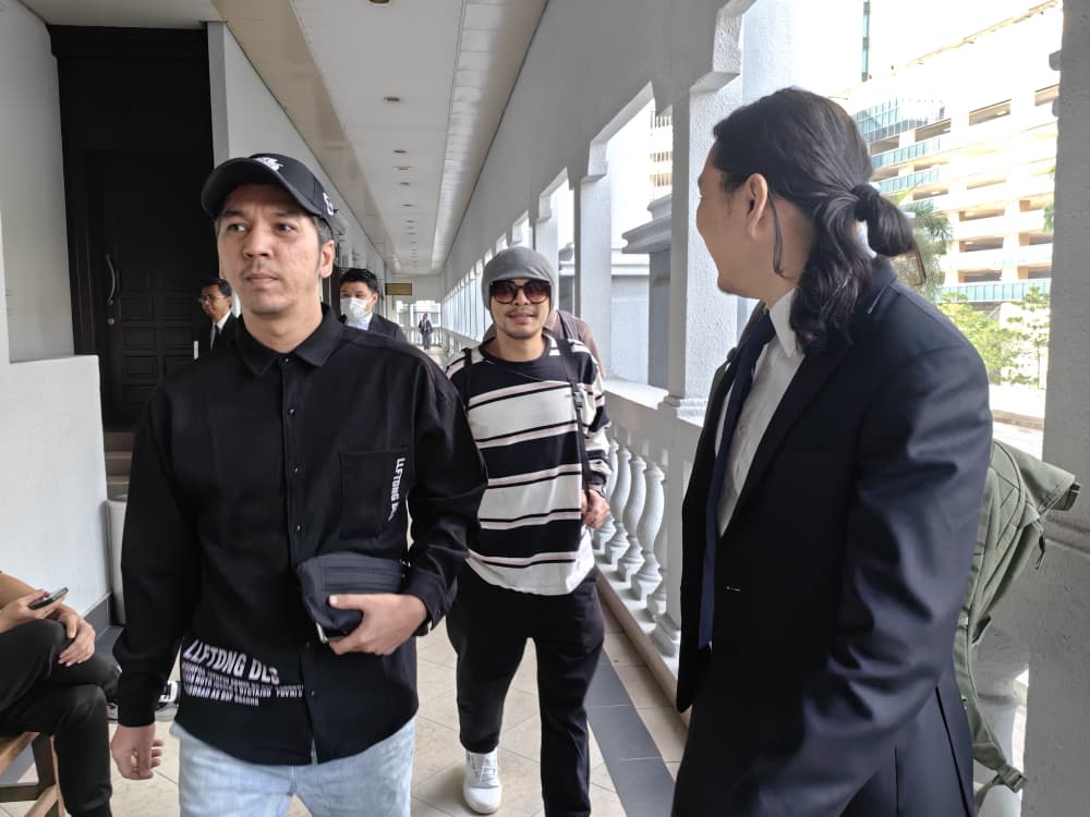 黄明志毒品案|视频|改控拥冰毒+壮阳药 双双不认罪 3月5日过堂
