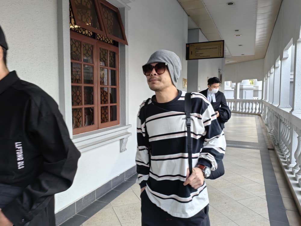 黄明志毒品案|视频|改控拥冰毒+壮阳药 双双不认罪 3月5日过堂