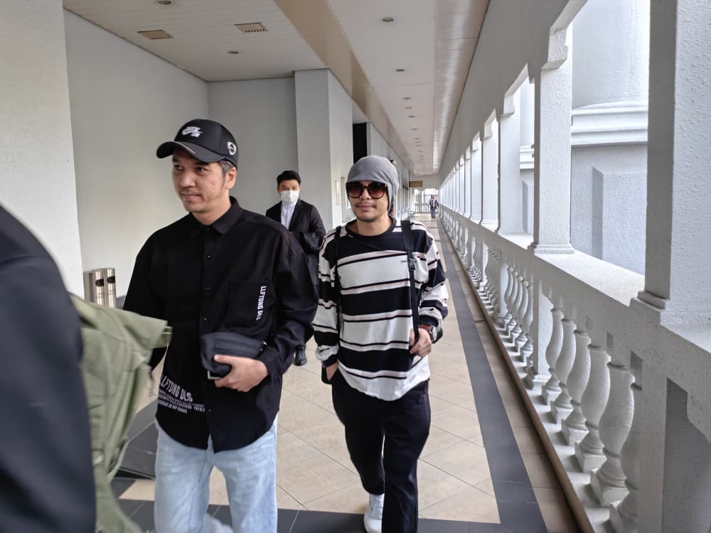黄明志毒品案|视频|改控拥冰毒+壮阳药 双双不认罪 3月5日过堂