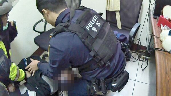 (已签发)男子佯装应征保安 持刀枪挟业者遭警制伏