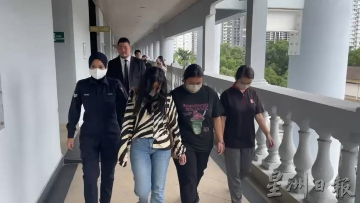 枕头闷男婴 掌掴敲女婴头 托儿所教师认罪 1月16日判刑