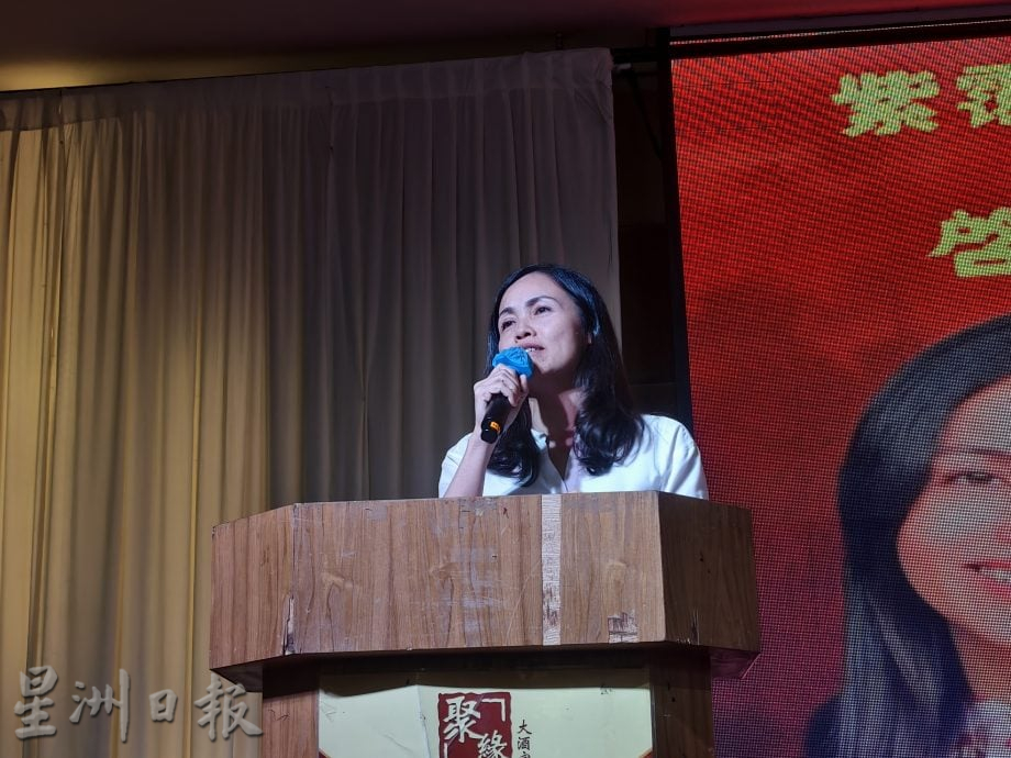 **即时国内**全国:张念群狠批Grok时产9500张色情照 “AI无德失控”