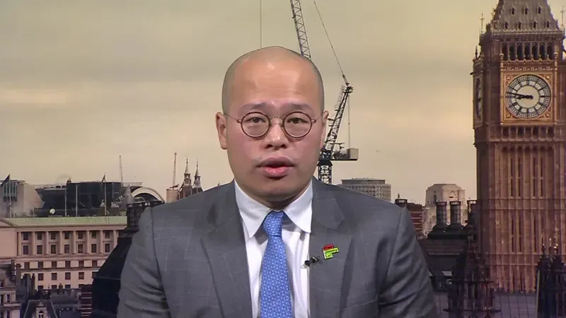 “把78岁老人送回英国很难吗?”黎智英之子隔空质问北京